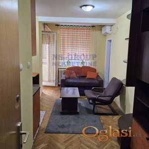 Izdaje se nameštena garsonjera površine 22m² u blizini Železničke stanice.