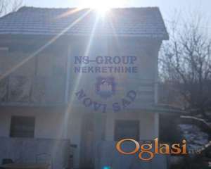 U ponudi je spratna kuća smeštena na izuzetnoj lokaciji na Banstolu!