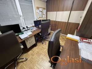 Predstavljamo vam komforan troiposoban stan u kvalitetnoj starijoj gradnji na vrhunskoj lokaciji.