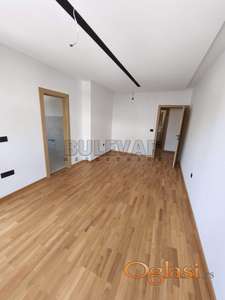 Izdaje se nenamešten trosoban stan kao poslovni prostor, Cara Dušana, 66m2