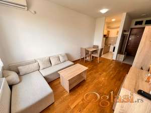 2.0 stan u Kraljevom parku sa parking mestom