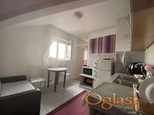 NAMEŠTEN JENDOIPOSOBAN STAN NA ADAMOVIĆEVOM NASELJU 260 EVRA