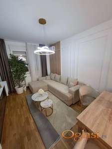 Trosoban, luksuzno opremljen, neuseljavan stan, Square garden