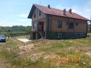 Seosko domaćinstvo u Guberevcu kod Gruže - kuća 150 m2 u osnovi, pomožni objekata i plac, okućnica 10941 m2 sa izlazom na potok