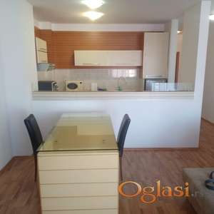 Izdajem namesten stan u centru Novog Sada