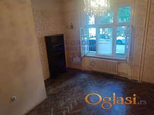 Retko u ponudi, dvosoban salonski stan na lokaciji Kej.