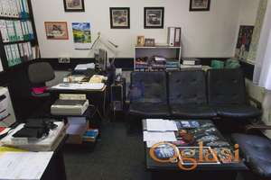 Izdaje se lokal na izuzetnoj lokaciji u blizini centra grada, površine 54 m², sa direktnim izlazom na ulicu i odličnom vidljivošću.