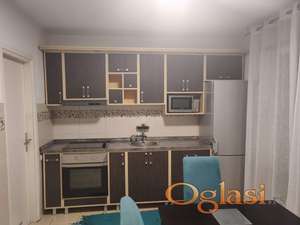 Prostran dvosoban stan na mirnoj lokaciji