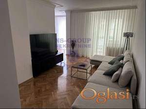 Izdaje se izuzetno lep i komforan stan na jednoj od najtraženijih lokacija u gradu – Bulevaru oslobođenja