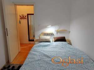 Izdaje se 2.0 stan u centru Zemuna