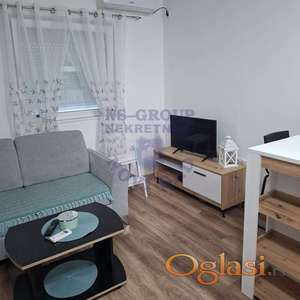 Moderno uređena garsonjera površine 20m² idealna je za jednu osobu koja traži funkcionalan i prijatan prostor za život