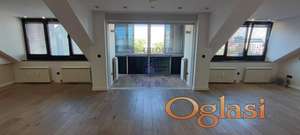 LUX četvorosoban stan, centar, pešačka zona.