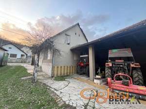 BEOČIN - KUĆA OD 74M2 NA PLACU OD 885M2 UZ POTOK - IDEALNA ZA RENOVIRANJE I BEG U PRIRODU 