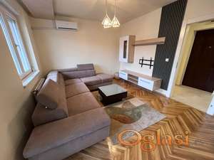 Kompletno renoviran i namesten stan na Grbavici