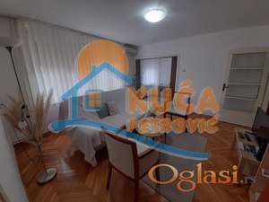 Izdaje se dvoiposoban stan u strogom centru, nadomak pešačke zone, 54m2, cg