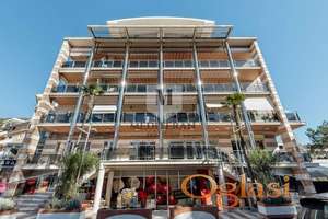 Na prodaju višenamjenski poslovni prostor na atraktivnoj lokaciji,površine 62,5m2 u samom centru Igala.