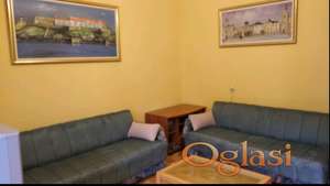 CENTAR IZDAJE SE DVOSOBAN NAMEŠTEN STAN