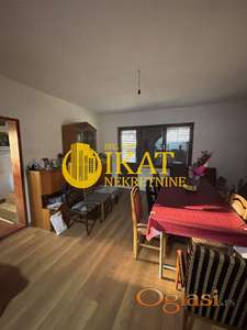 Ripanj, prostrani plac sa dve kuće 123m2 ID#4684