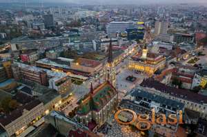 Prilika za investiciju! Garažno mesto u centru!