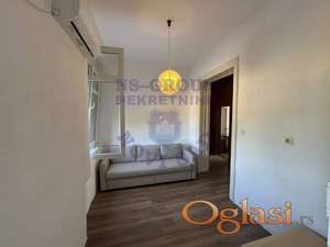 Na svega 2 minuta od Kameničkog parka, nalazi se ovaj renoviran stan površine 45 m²