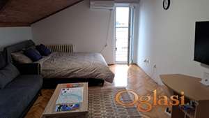 Namesten stan u centru sa sopstvenim parkingom