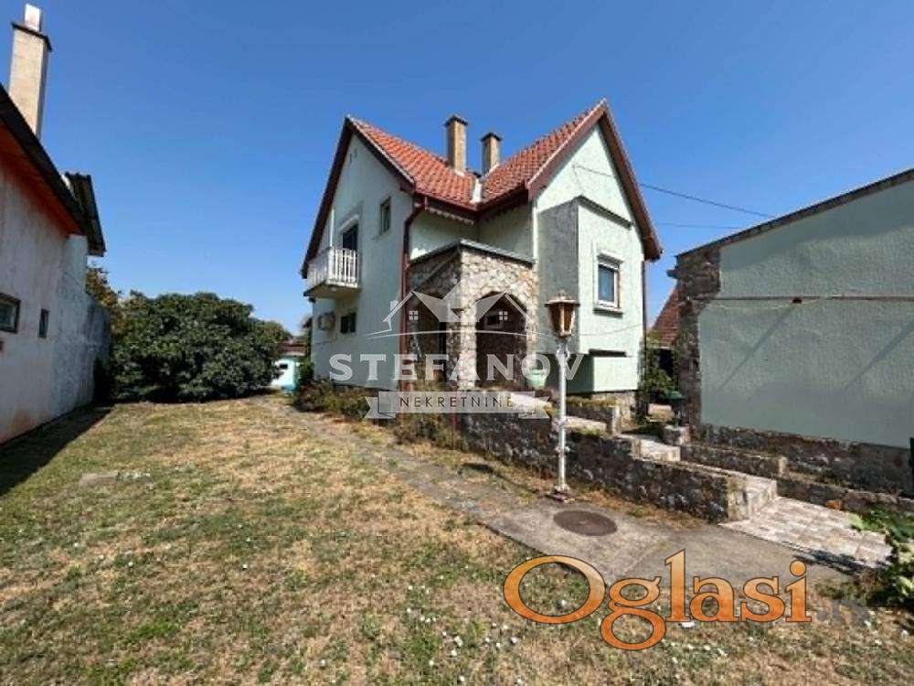 Многоэтажный дом с бассейном на поле Zelenom — фото