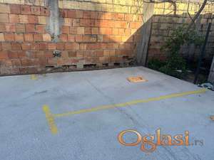 Parking mesto u dvorištu nove zgrade