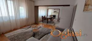 Izdaje se stan 90m2+ terase, Centar grada, preko puta Umetničke škole