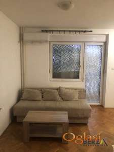 KOMPLETNO OPREMLJENA GARSONJERA NA PODBARI