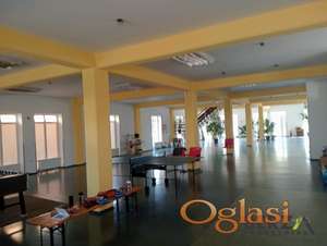  ODLIČAN POSLOVNI PROSTOR OD 720 M2 SA VELIKIM PARKINGOM NA NOVOM NASELJU