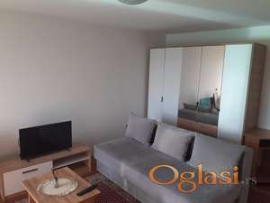 Jednoiposoban namešten stan Socijalno