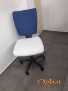 Plavo bela radna i kompijuterska stolica