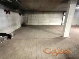 Izdaje se garažno mesto u novijoj zgradi ,kapija na daljinski, rolo vrata - Sajam