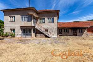 Prodaje se parcela u Gornjom Maejevcu sa dve porodične kuće i više pomoćnih objekata