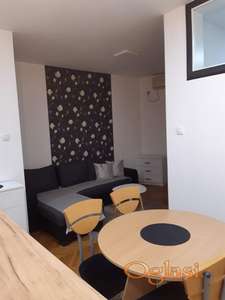 Izdaje se jednoiposoban stan na TOP lokaciji – Bulevar oslobođenja, preko puta Futoške pijace