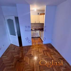 Prazan dvoiposoban stan na Novoj Detelinari.