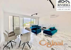 Na prodaju moderna gradska kuca na obali mora Tivat