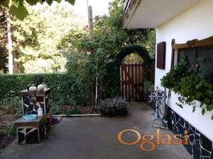 Prodaje se vikendica na idealnom mestu u Sremskoj Kamenici, na samo par minuta od centra Sremske Kamenice.