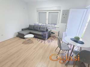 Izdaje se nov, neuseljavan i kompletno namešten stan površine 30m², koji se nalazi u prizemlju manje stambene zgrade na Adicama.