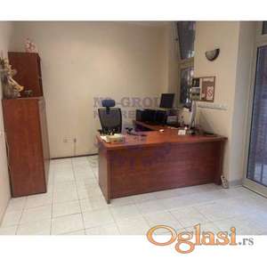 Izdajemo funkcionalan ulični lokal od 35m2 za mirniju delatnost.