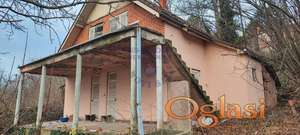 Vikend kuća na prelepom velikom placu!