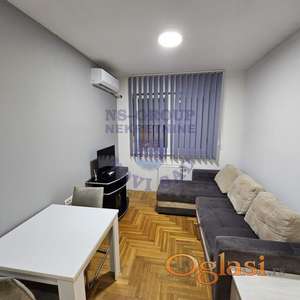 Izdaje se lepo namešten jednoiposoban stan na Novoj Detelinari, površine 26m².