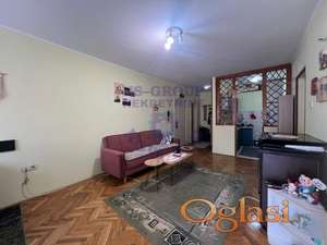 Dvoiposoban,odlican,sa parkingom,Socijalno