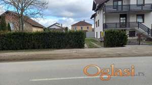 Izdajem deo placa 200 m2 to je deo ograđenog dvorišta pored kuće