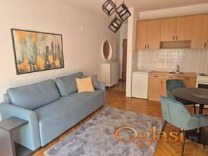 RENOVIRANA GARSONJERA NA GRBAVICI, NOV NAMESTAJ