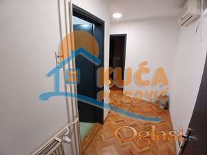 Izdaje se jednoiposoban stan u kući u Durlanu isključivo za pravno lice, kancelarija, 50m2