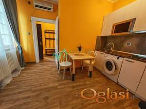 Centar, 30m2. Jednosoban, lepo opremljen i odmah useljiv stan.