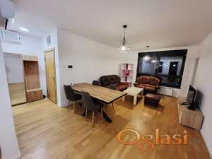 Nov, kompletno namešten, troiposoban stan sa garažnim mestom