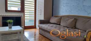 KOMPLETNO NAMEŠTENA GARSONJERA KOD BULEVARA OSLOBOĐENJA