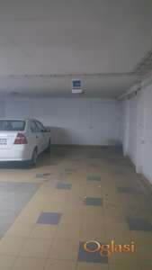 Izdajem garažno mesto u centru Novog Sada
